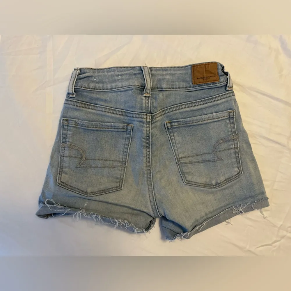 AMERICAN EAGLE Hi-Rise Shortie Light Wash Frayed Hem Denim Shorts Size 00 - Image 4