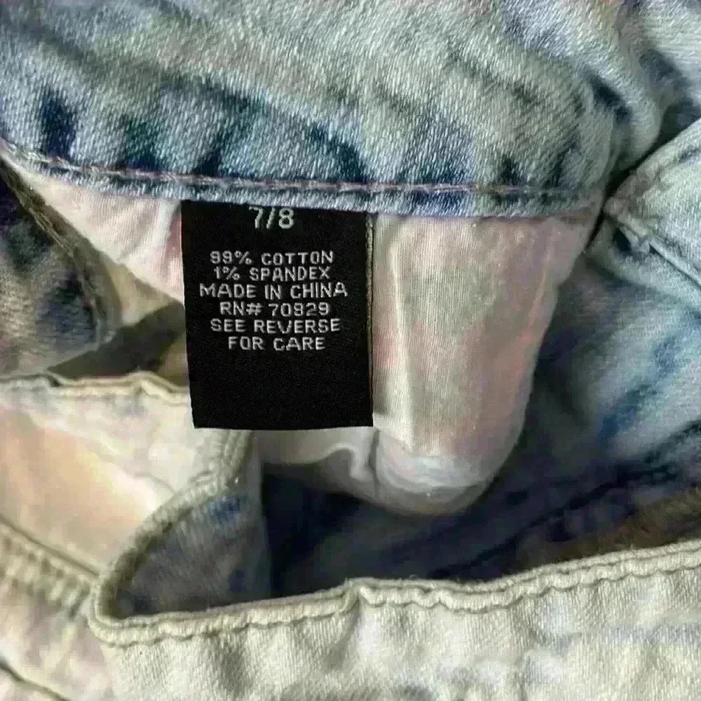 Rue 21 Acid Wash Denim Shorts Embroidered Pockets Frayed Hem‎ Size 7/8 Blue - Image 3