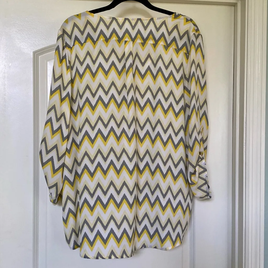 TACERA - Yellow and Grey Chevron Top with Gold Zipper Neckline! - Never worn!💛 - Image 3