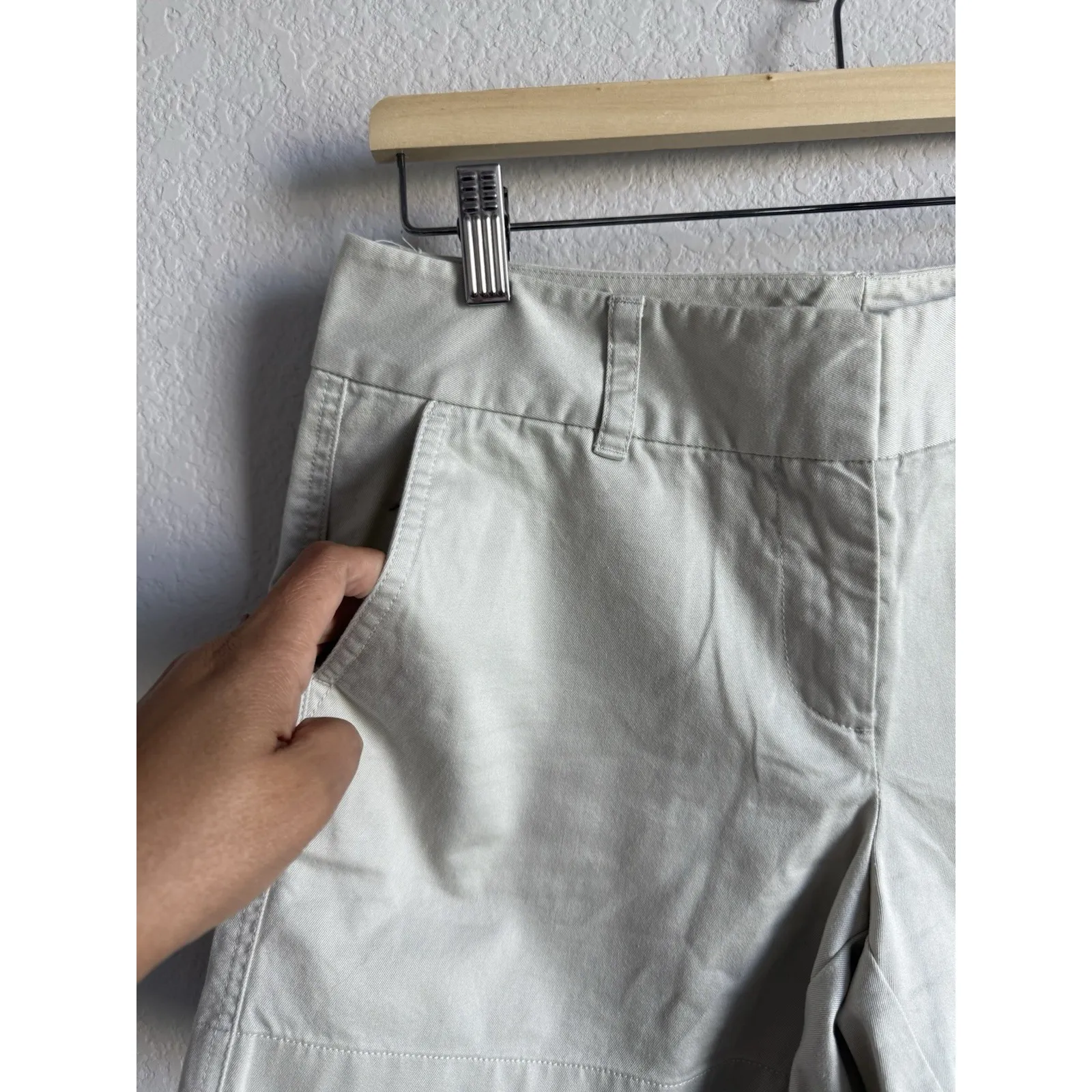 Vineyard Vines Khaki Chino Stretch Shorts Pink‎ Whale Logo Women's Size 6 - Image 6