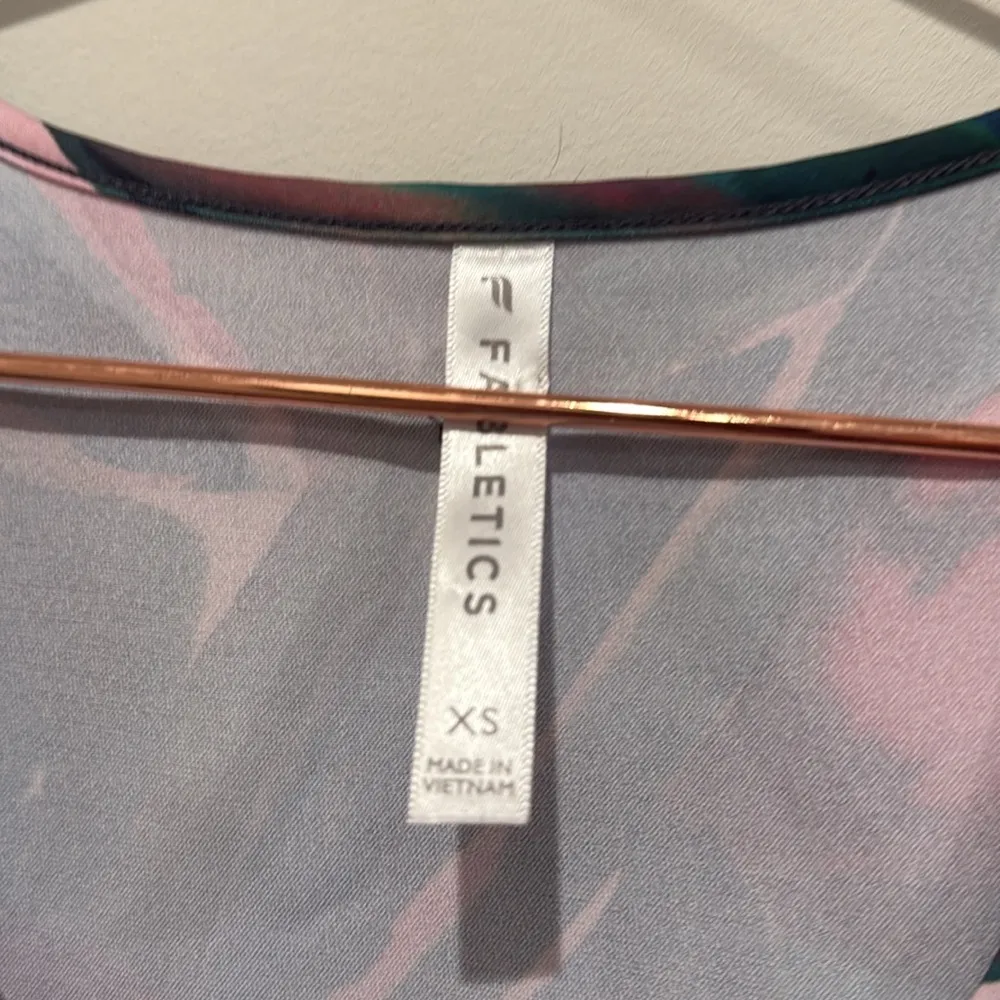 fabletics tulip sleep top.  Size XS - Image 3