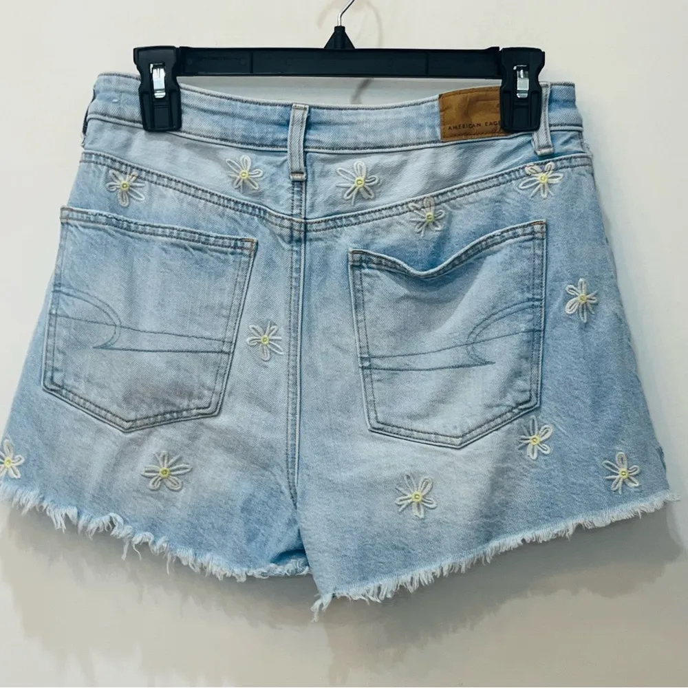 American Eagle light Wash denim high waisted floral embroidered mom shorts sz 2 - Image 3