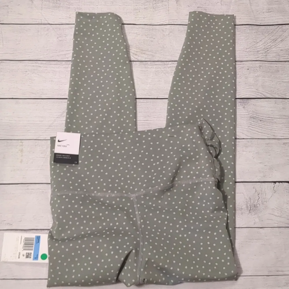 Nike yoga high rise 7/8 tight size medium - Image 6