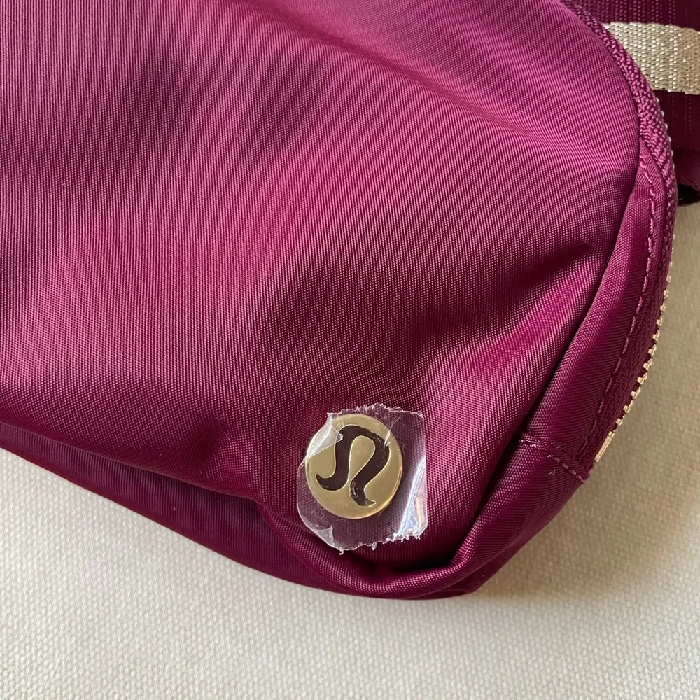 Everywhere Belt Bag 1L *Wordmark - Deep Luxe/Gold - Image 2