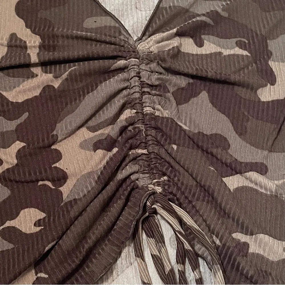 Camouflage V-Neck Tie-Hem Drawstring Short Sleeve Crop Top - Image 4