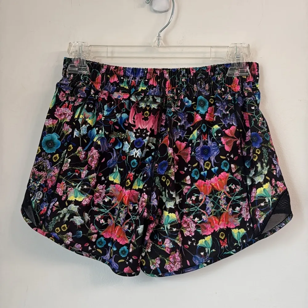Lululemon Hotty Hot Low Rise Short 4” Lined Size 6 Flowerscope Black - Image 5