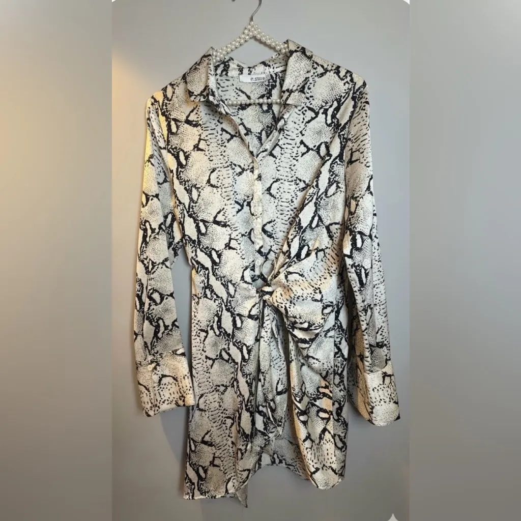 e.ssue Snake Print Shirt Dress  Black & White Animal Print Front Knot Size L - Image 4