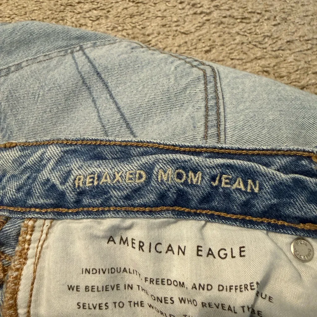 American Eagle Outfitters Light Wash Relaxed Mom Jean Jeans Size 6 Long - Image 5