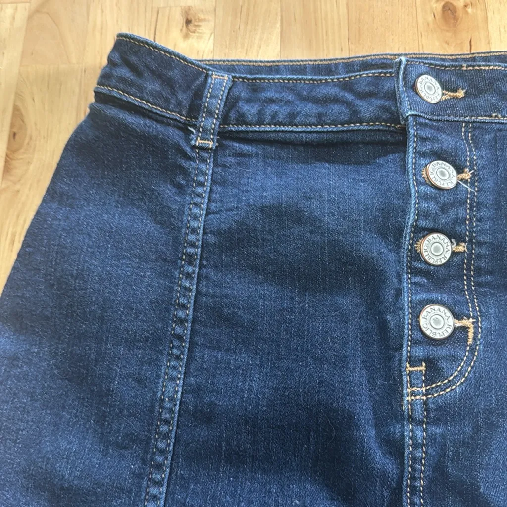 Banana Republic dark wash Jean skirt with button fly EUC - Image 2