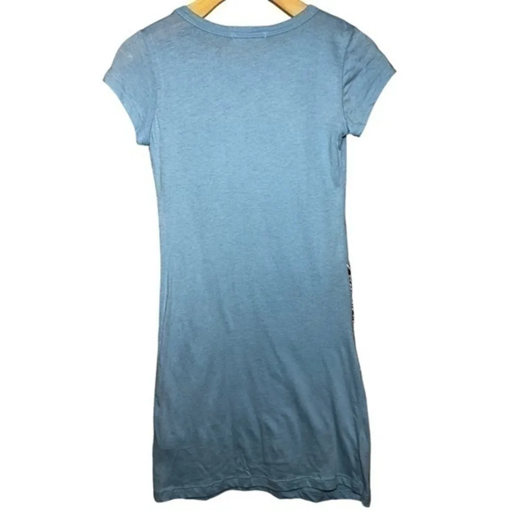 579 Vintage Y2K Size XS Pale Blue Feathered Crown Graphic Short Sleeve T - Image 2