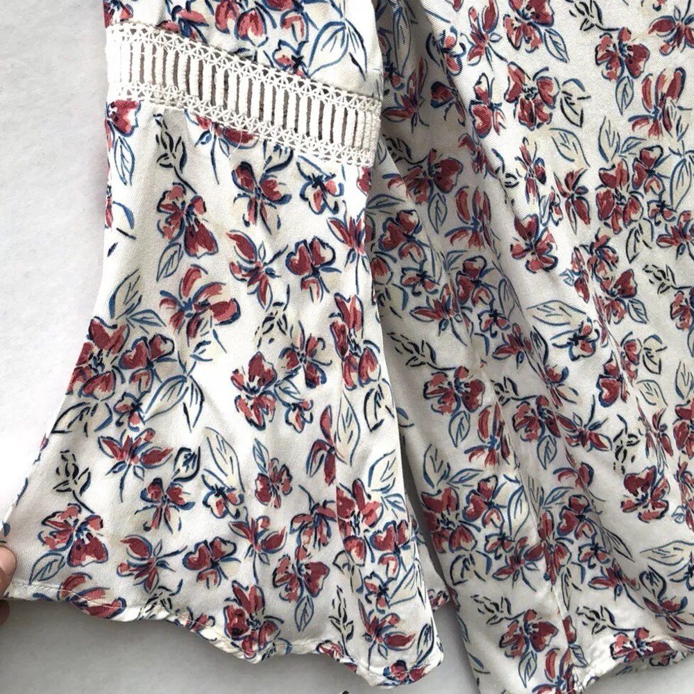 Pleione Womens size XS Petite Bell Sleeve boho Floral blouse - Image 4