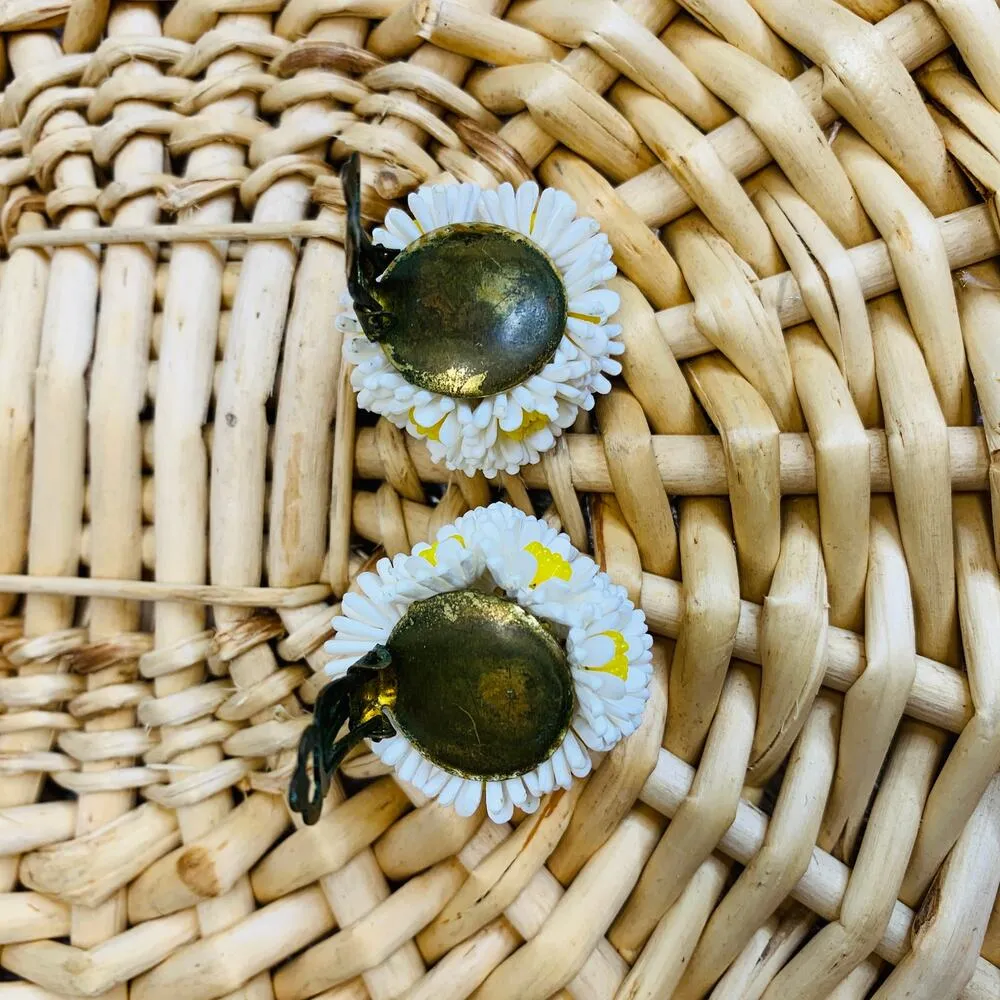 60s Vintage 3 D Round Daisy Clip On Earrings 2.25" diameter White - Image 3