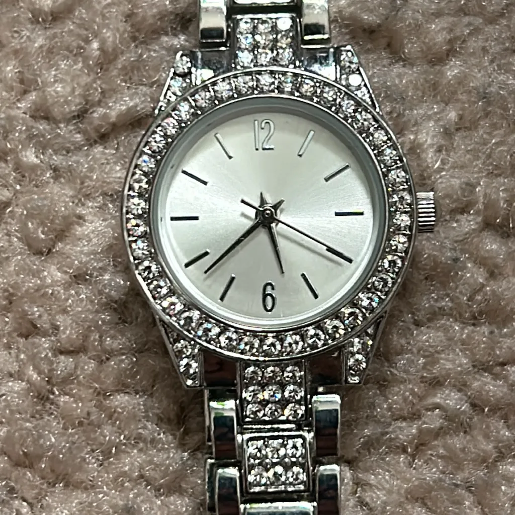 FMD women’s silver diamond watch fits a‎ M sized wrist - Image 3