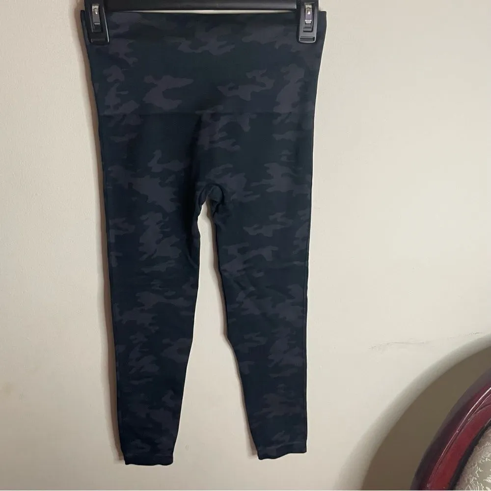SPANX Look at Me Now Seamless Cropped Camo Leggings- Size Medium - Image 4