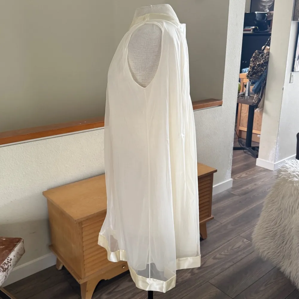 1960s Vintage Pale Almond Yellow Gossard Short Peignoir Nightgown & Robe Set - Image 3