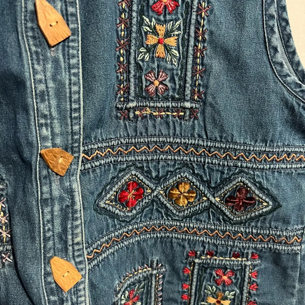 Dressbarn Denim Floral Vest - Image 3
