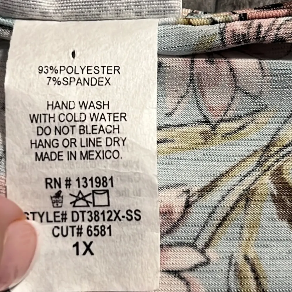 Late August 1X womens baby blue & pink floral print v-neck blouse Easter casual - Image 4