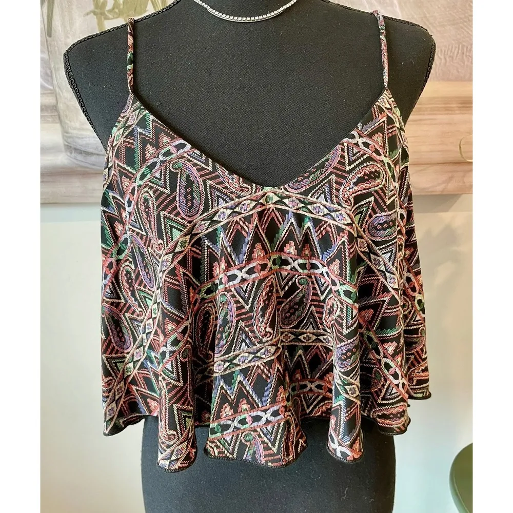 Colorful Women's Geometric Sleeveless Blouse Layered Hem Chic Top • Size Medium - Image 3