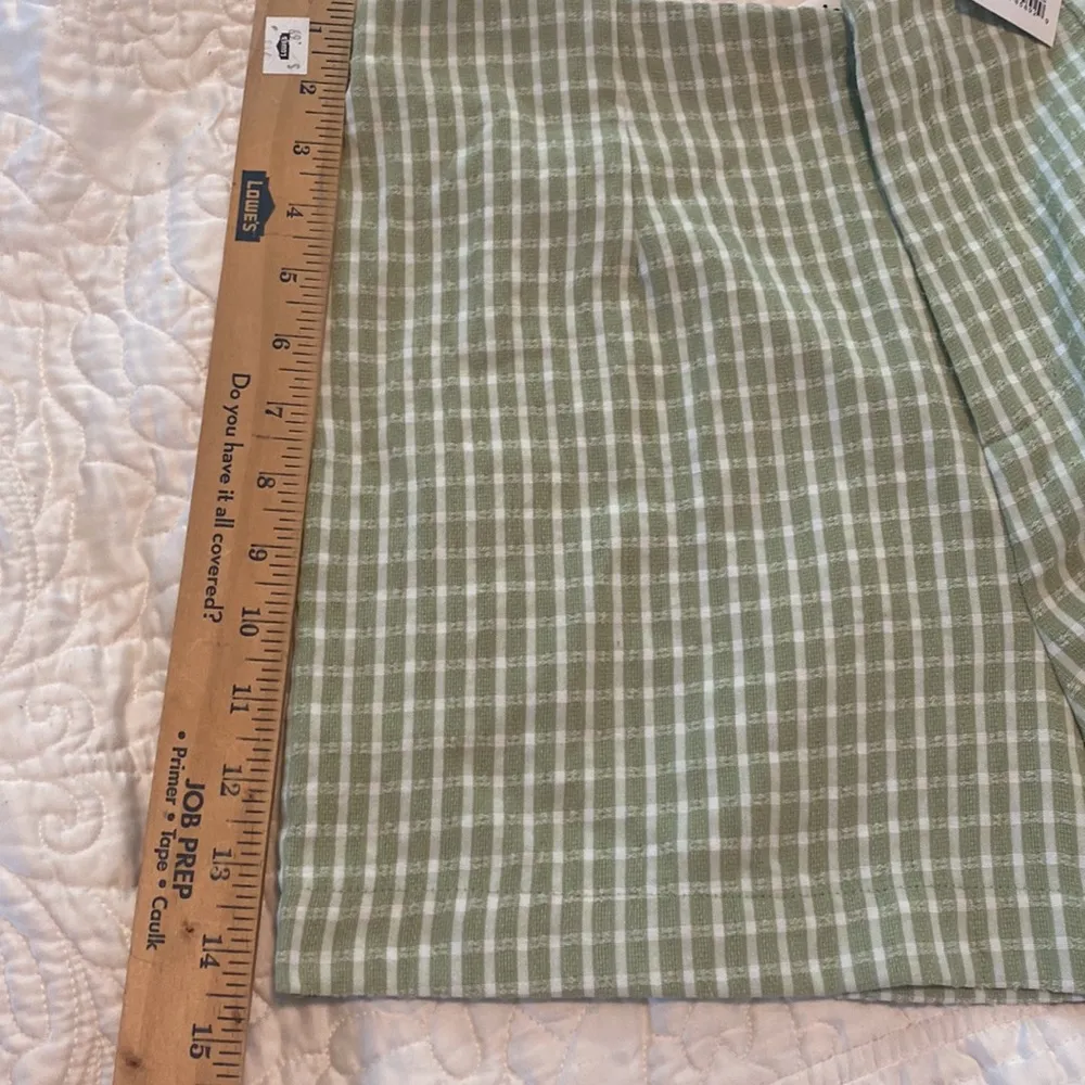 Elodie  Woman Shorts Medium avocado, green, and white linen shorts NWT - Image 6