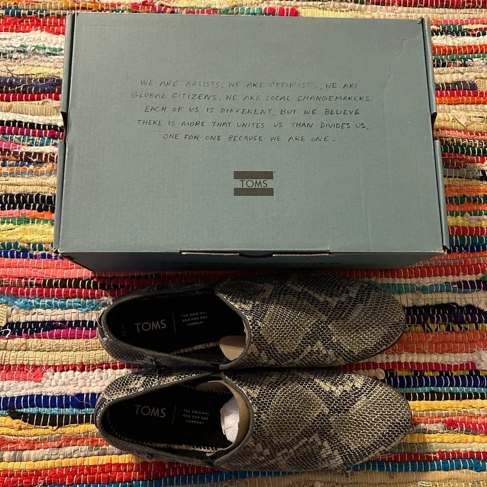 NEW Toms Shaye Snakeskin Leather Slip On Loafer Shoes Womens Size 10 - Image 9