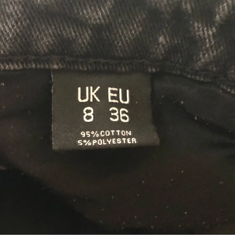 PrettyLittleThing Washed Black Ripped Knee Mom Jeans - Image 6