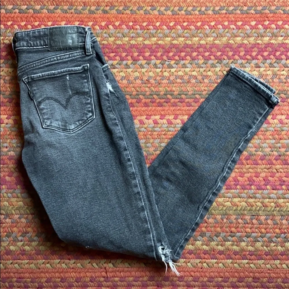 LEVIS 711 GREY RIPPED KNEE SKINNY JEANS - Image 2