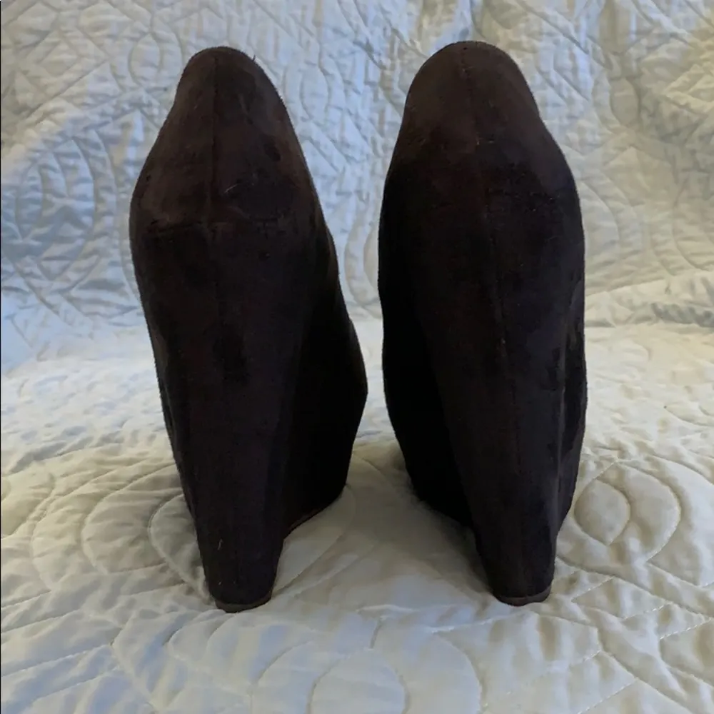 Black suede open toe wedge heels. EUC. Size 6.5 - Image 3