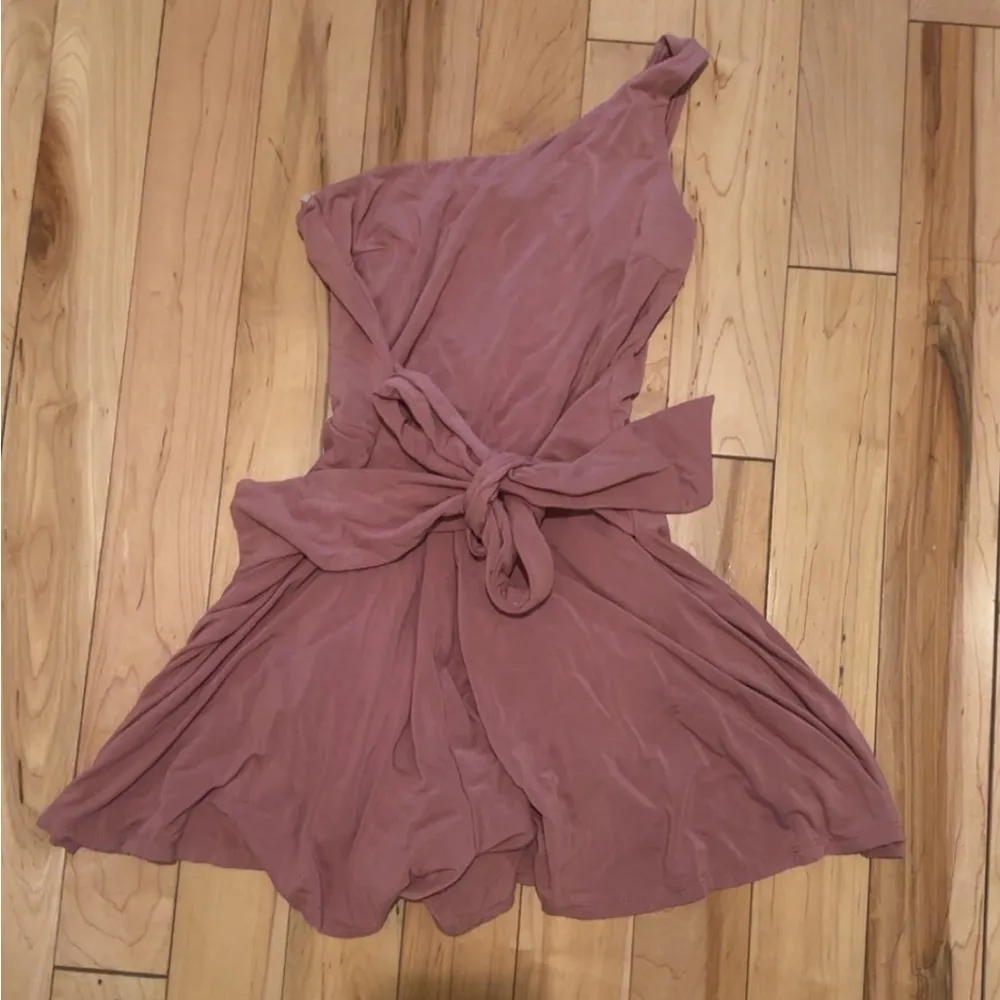 LULU’S SUNNY SOIRÉE MAUVE ONE-SHOULDER TIE-FRONT ROMPER - Image 3