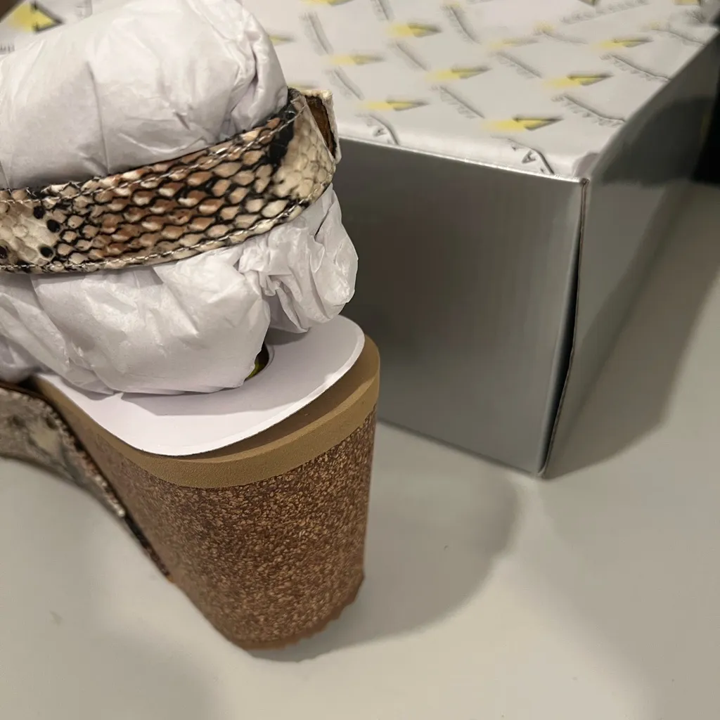 Volatile Snakeskin Wedge Sandals Size 9 Tan - Image 3