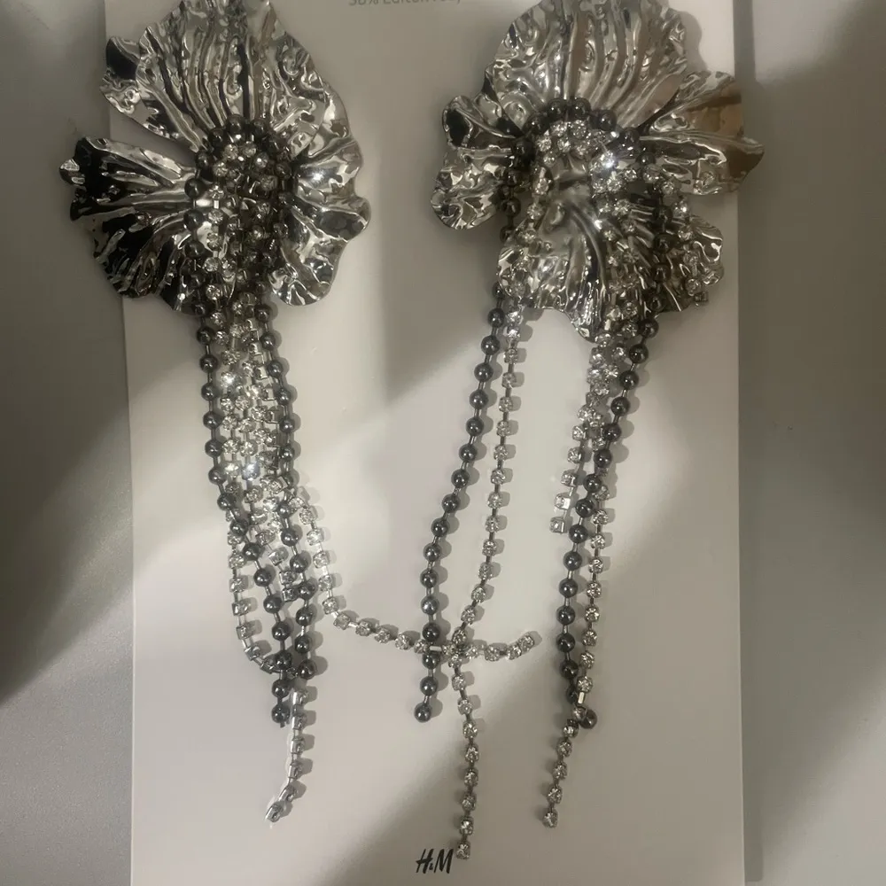 H&M LONG FLOWER-SHAPED EARRINGS - Image 6