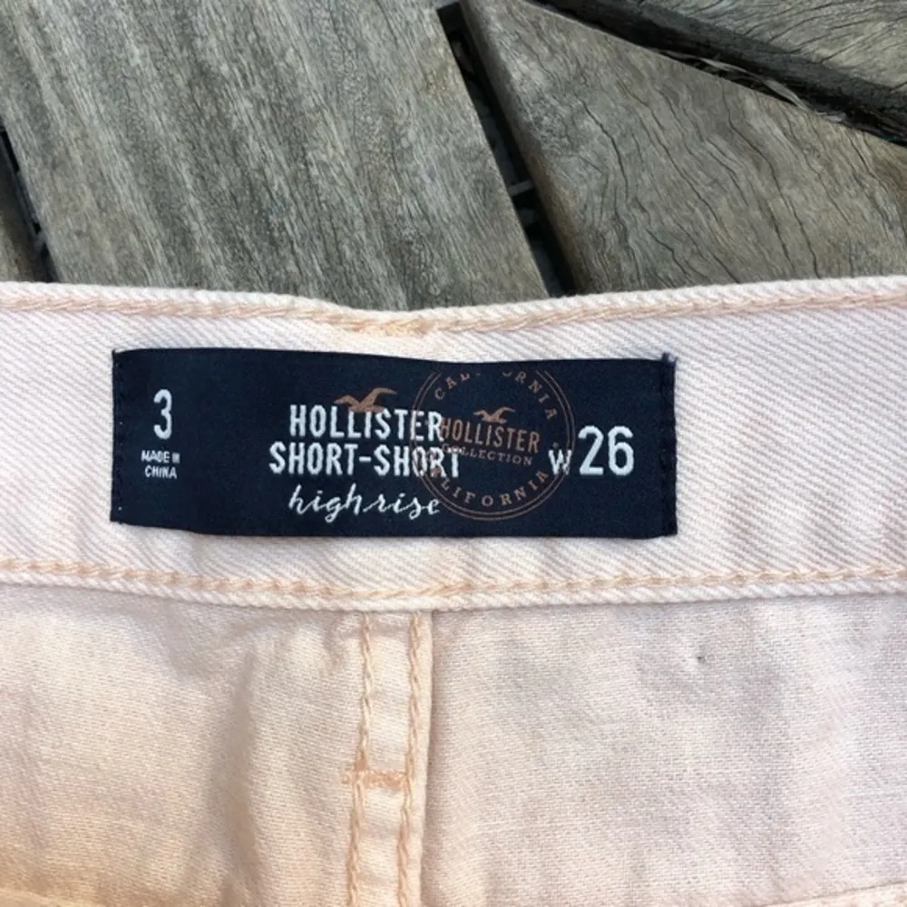 Hollister Embroidered High Rise Shorts Size 26 - Image 3