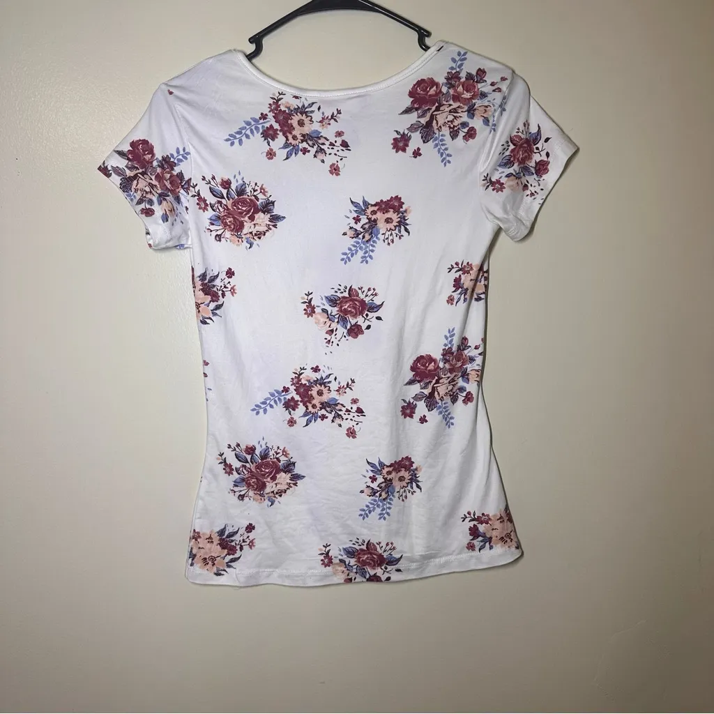 Hot Kiss Floral Print Short Sleeve Tee - White and Pink - Image 2