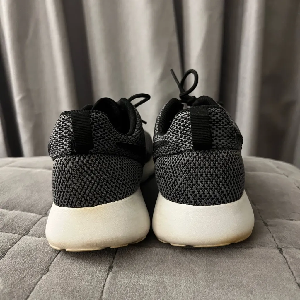 Womens nike roshe one sneakers - Image 3