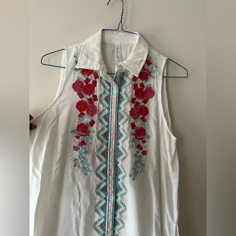 Garden Girl Embroidered Floral Red Blue Green Button Down Sleeveless White Top M Size M - Image 4
