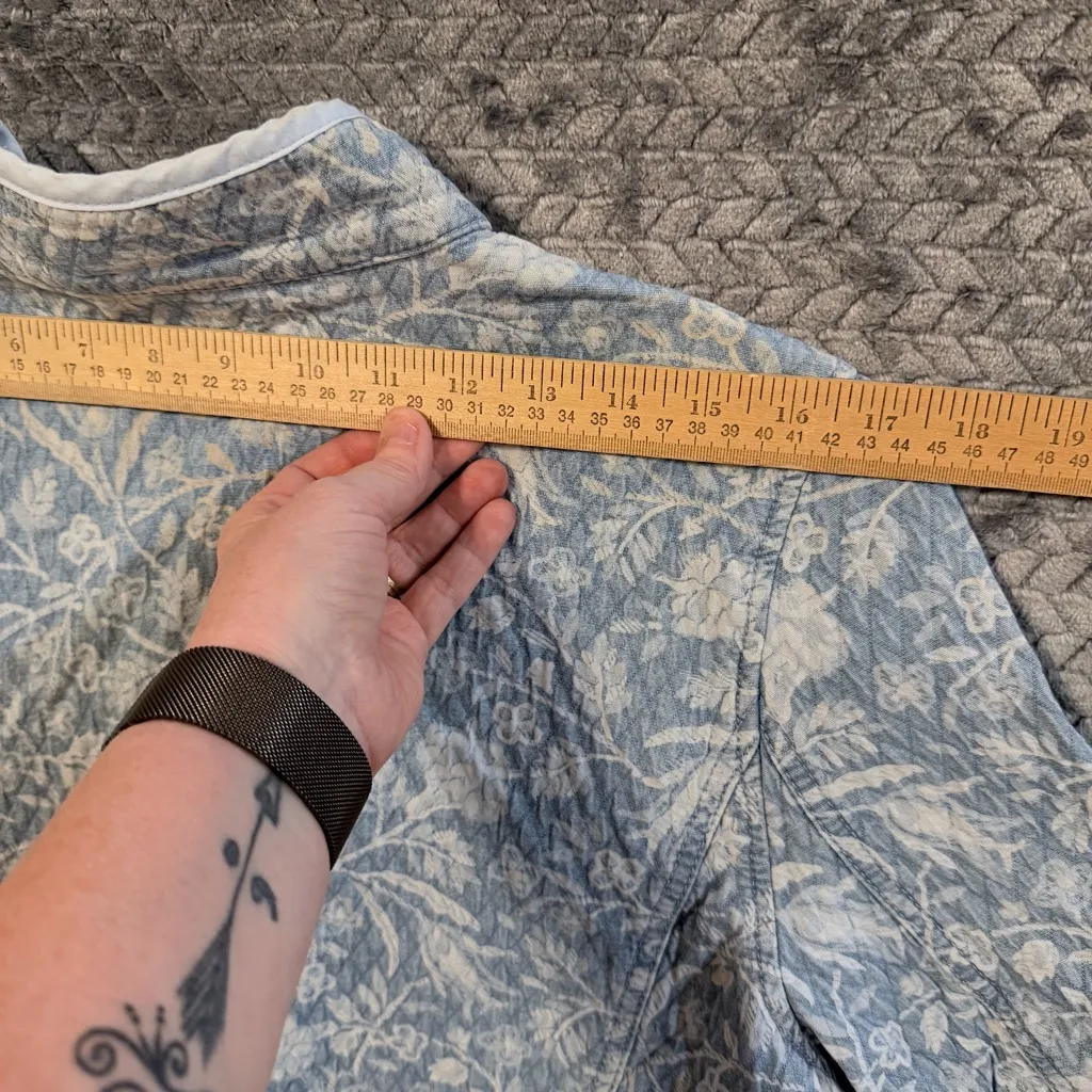 Isaac Mizrahi Live! DENIM Quilted Floral Printed Chambray jackets size large - Image 9