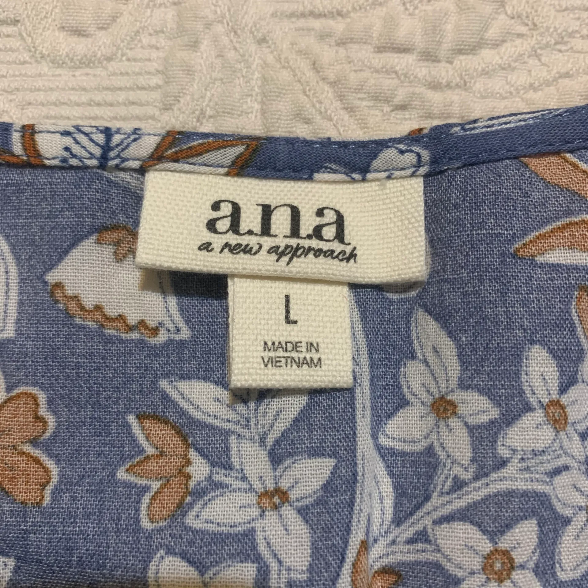 a.n.a . Blue Floral/Leaf Print 3/4 Flare Sleeve V-Neck Lightweight Blouse - Image 3