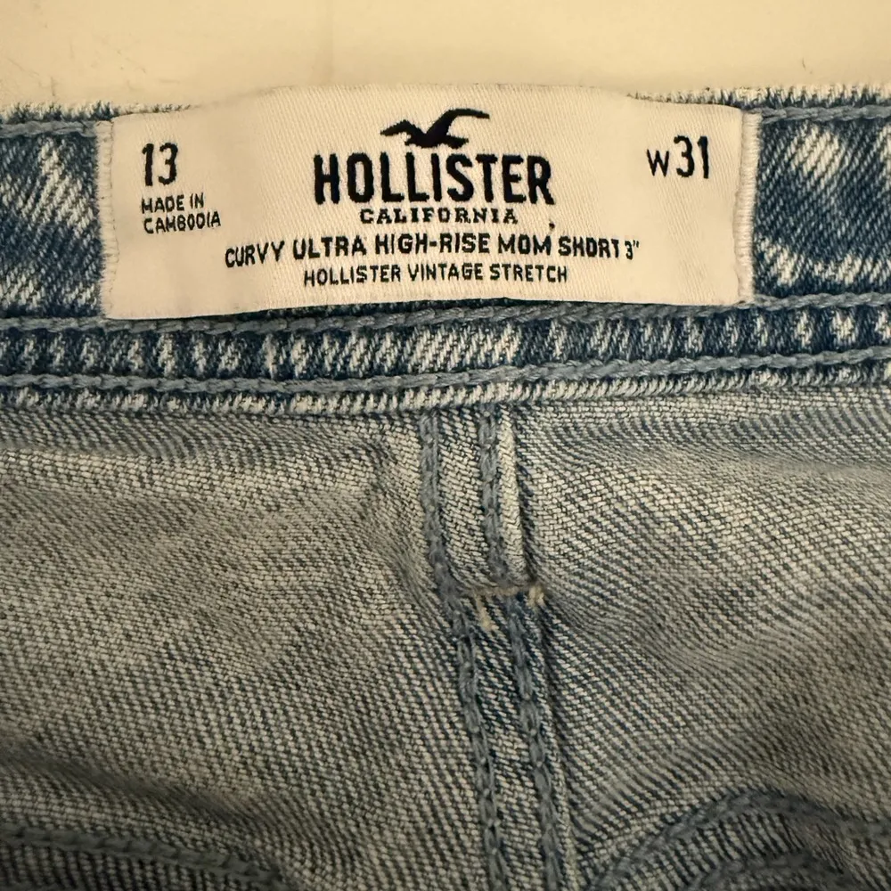 Hollister Curvy Ultra High-Rise Mom Jean Shorts 3” Light Wash Distressed Size 31 - Image 5