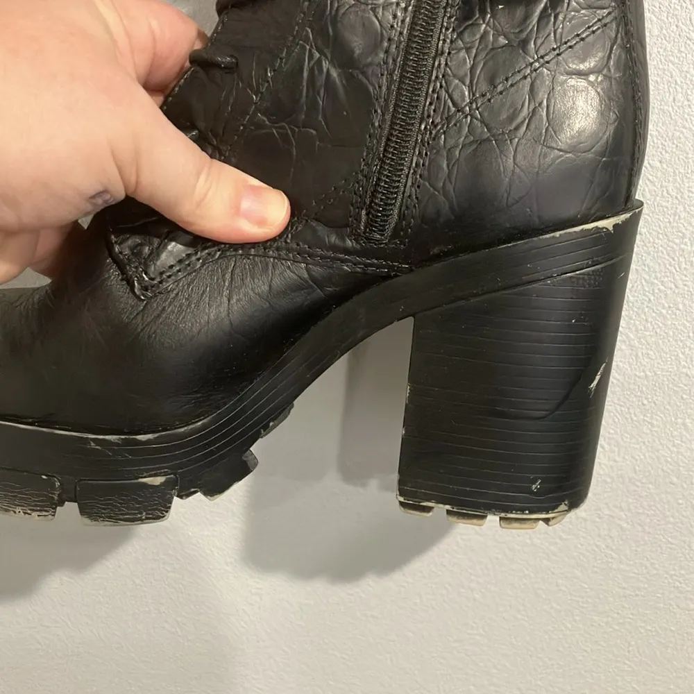 Schutz croc-effect lace up lug sole boots black size 8 - Image 12