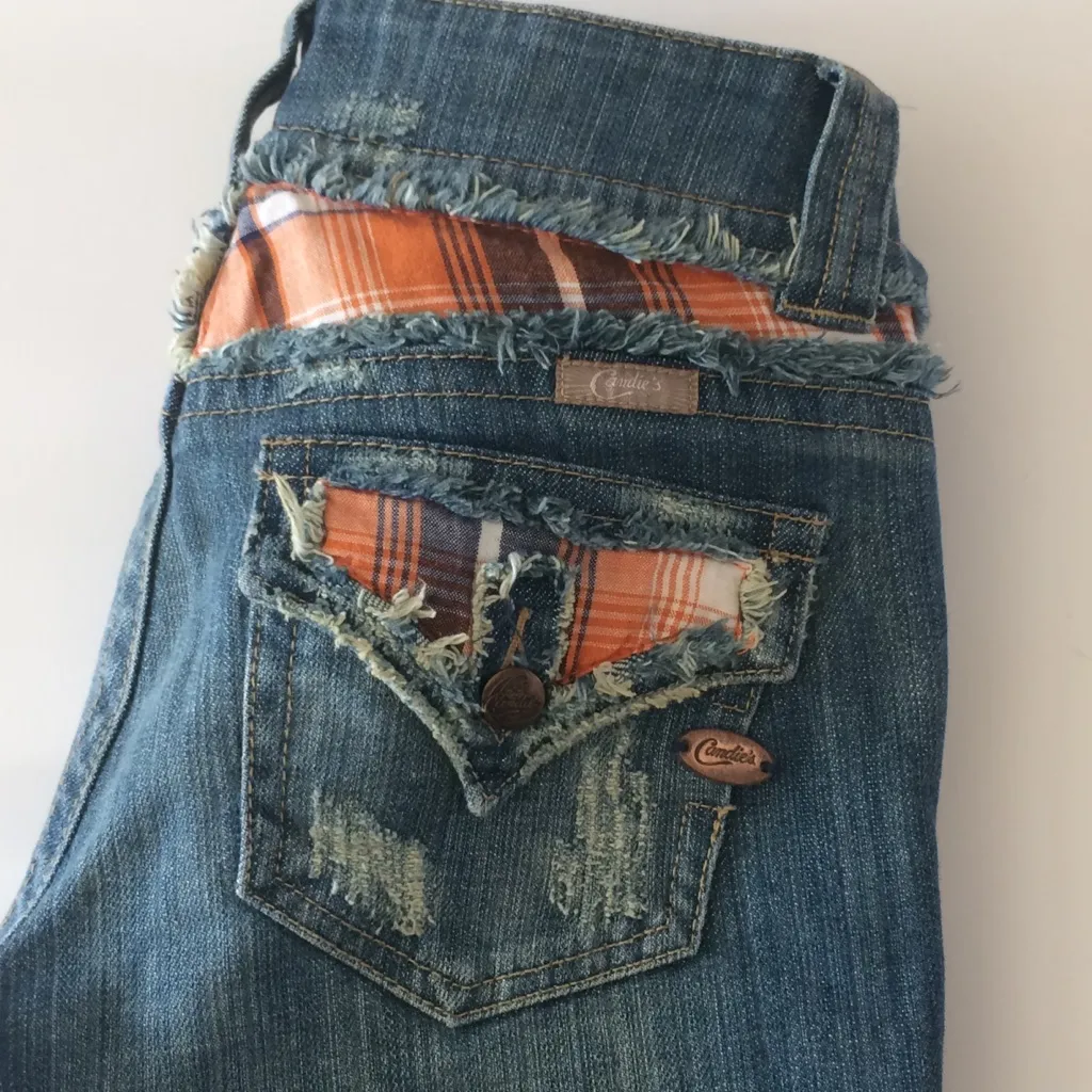 Candie’s Distressed Patch‎ Capri Jeans - Image 5