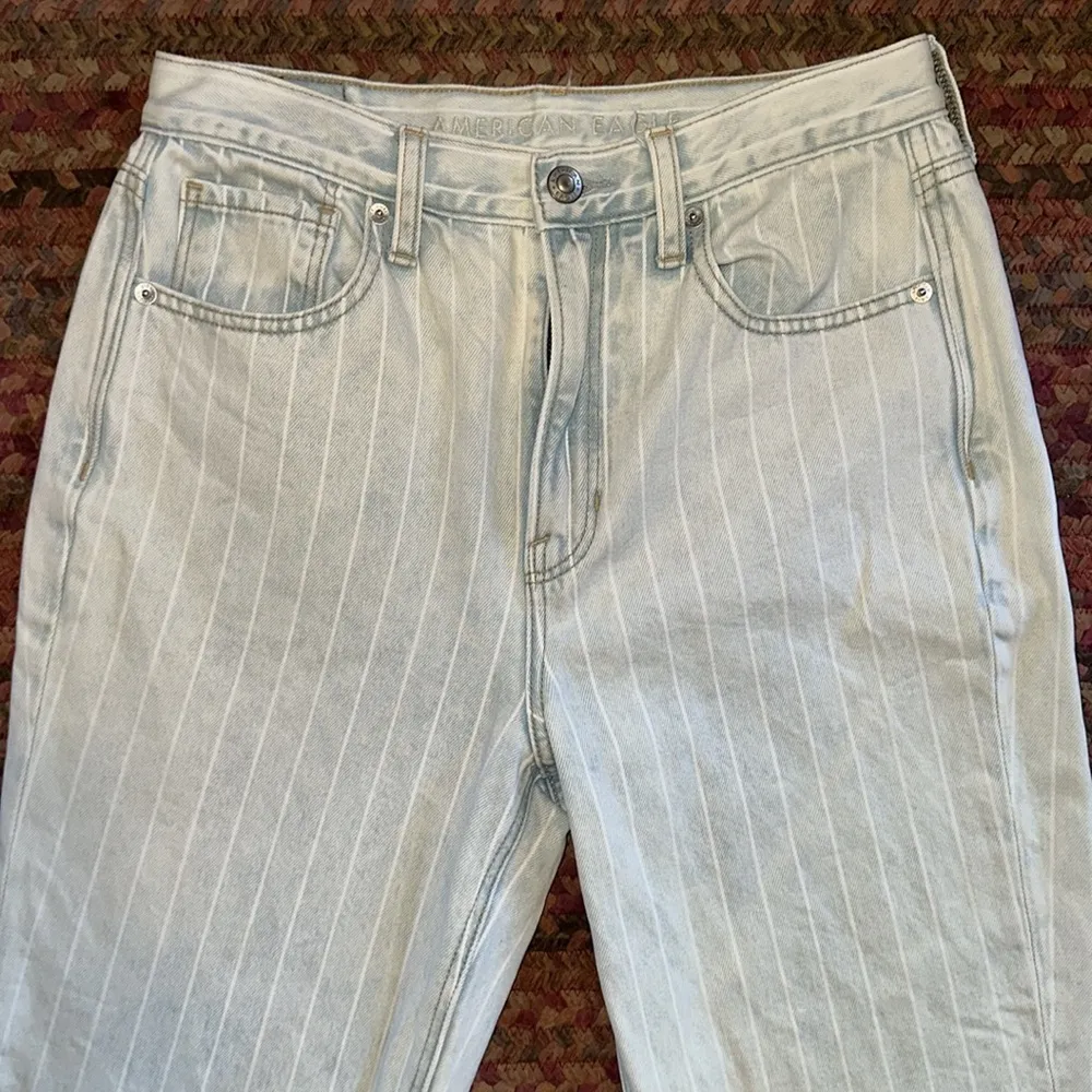 AMERICAN EAGLE LIGHT WASH VERTICAL STRIPE SKINNY JEANS - Image 2