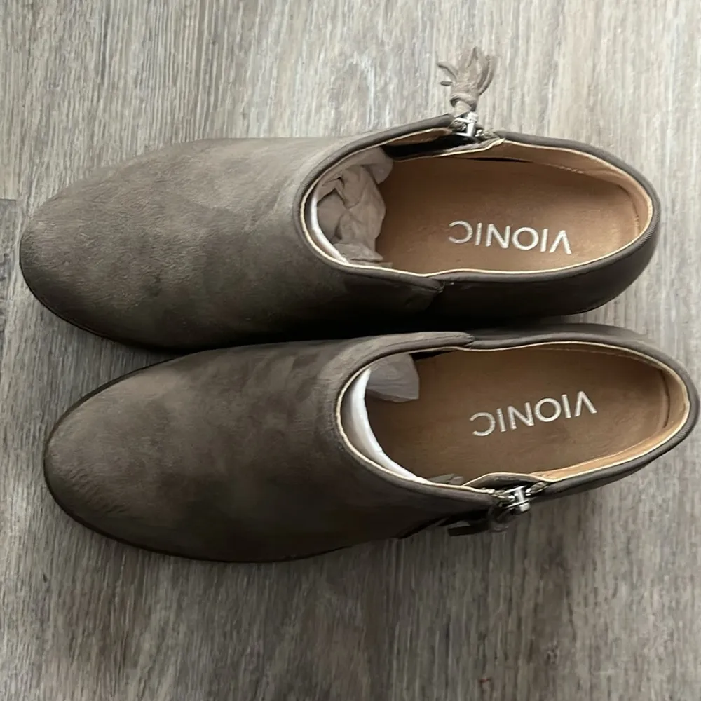 Vionic Serena Suede Ankle Boots in Gray Size 6 - Image 11