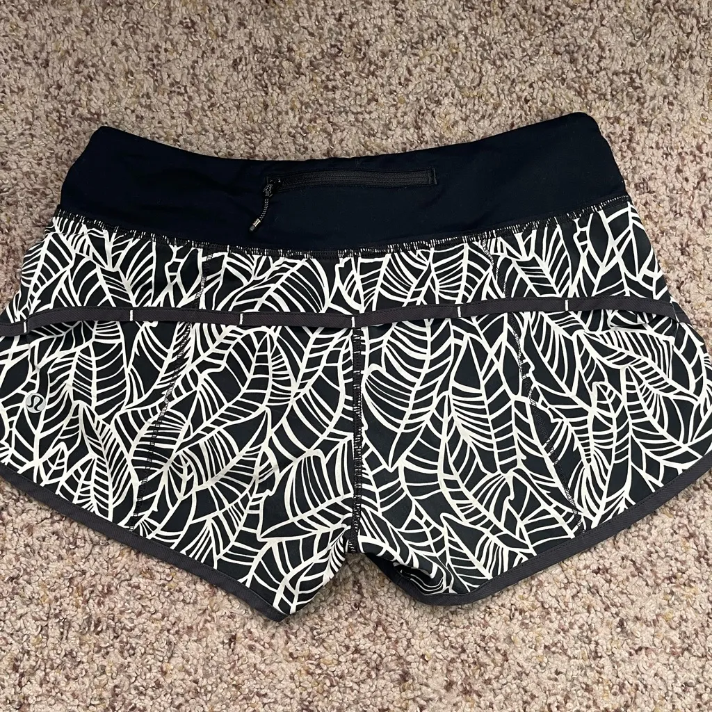 Lululemon Run Speed Short Pretty Palm Black Angel Wing Black size 4 - Image 5