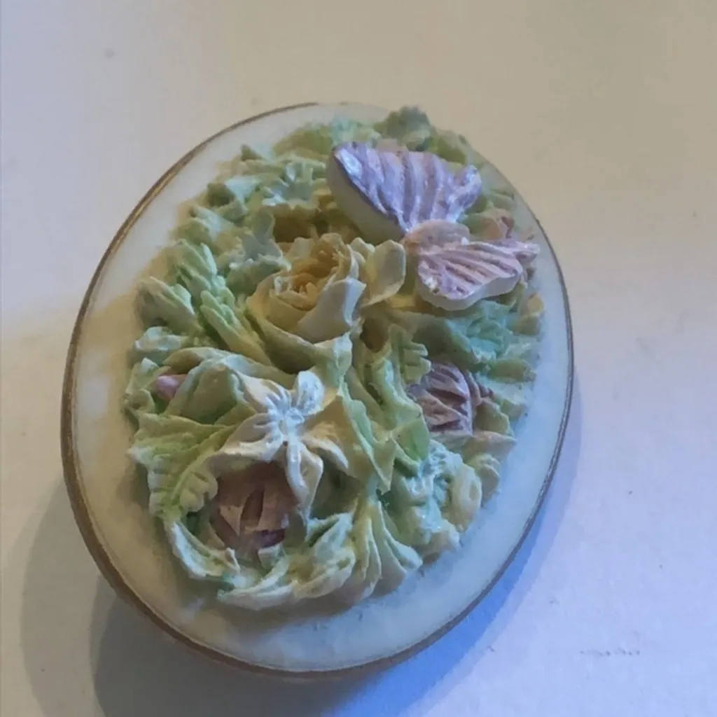 Vintage Ceramic Raised Intricate Detail Butterfly Floral Brooch Shoulder Pin Green - Image 5