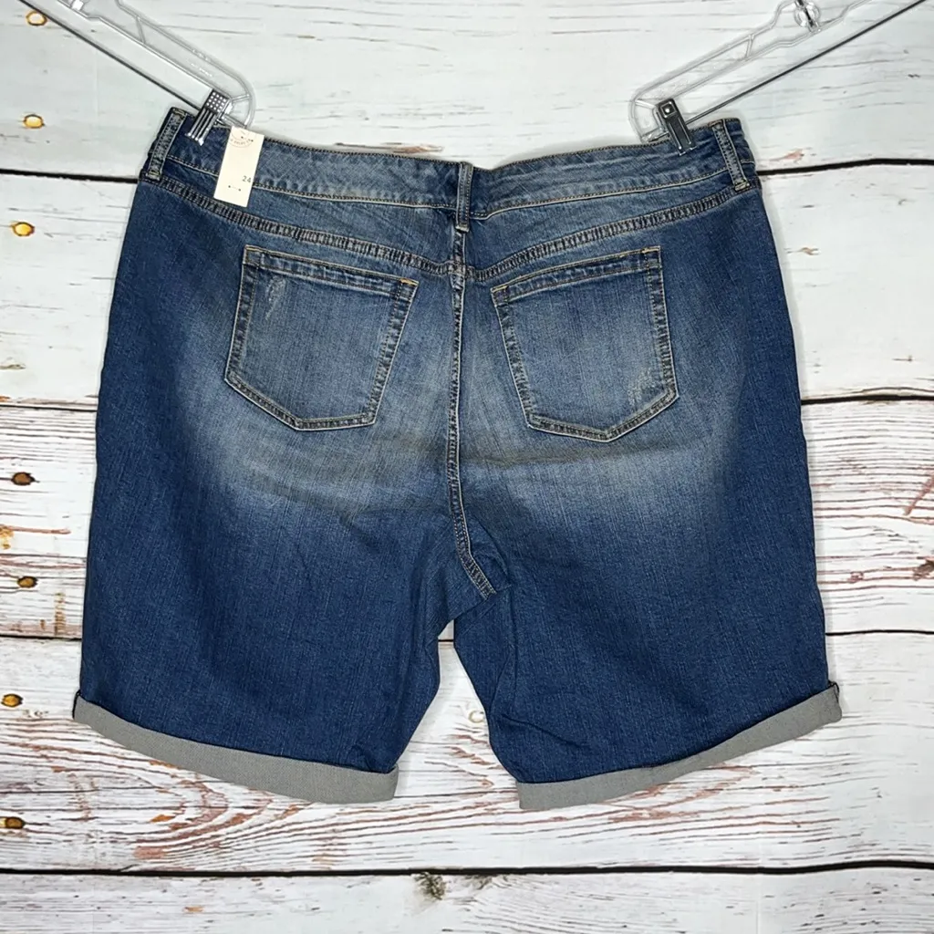 Torrid NWT 24 Blue Denim 11” Inseam Roll Hem Porkchop Pocket Bermuda Jean Shorts - Image 2