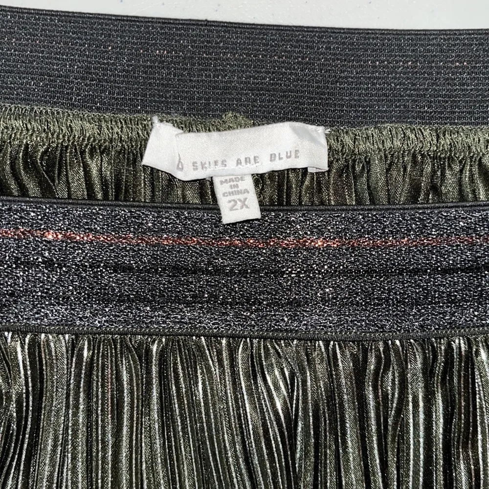 Skies are Blue 2X Green - Metallic Silver High Low Hem Pull On Pleated Skirt - Image 4