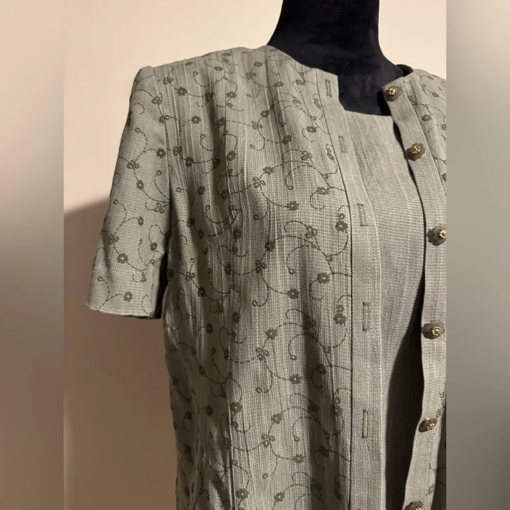 EUC R&M Richards Green Embroidered Floral Short Sleeve Blouse size 8P - Image 2