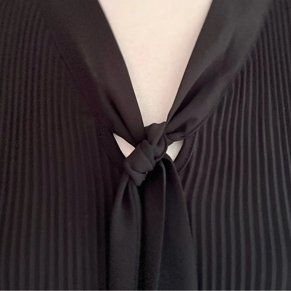 Adrianna Papell  Black Pleated Tie Front Blouse NWT S - Image 5