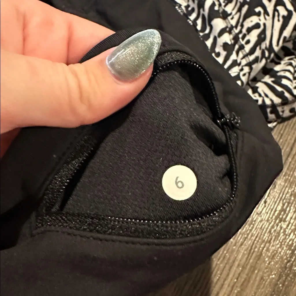 Lululemon Black and White Patterned Skirt - Image 10