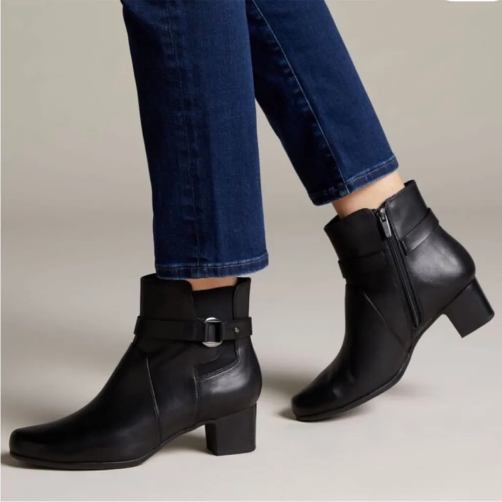 Like New Clark's Leather Un Damson
Heeled Ankle Boots Black Size 6 - Image 3