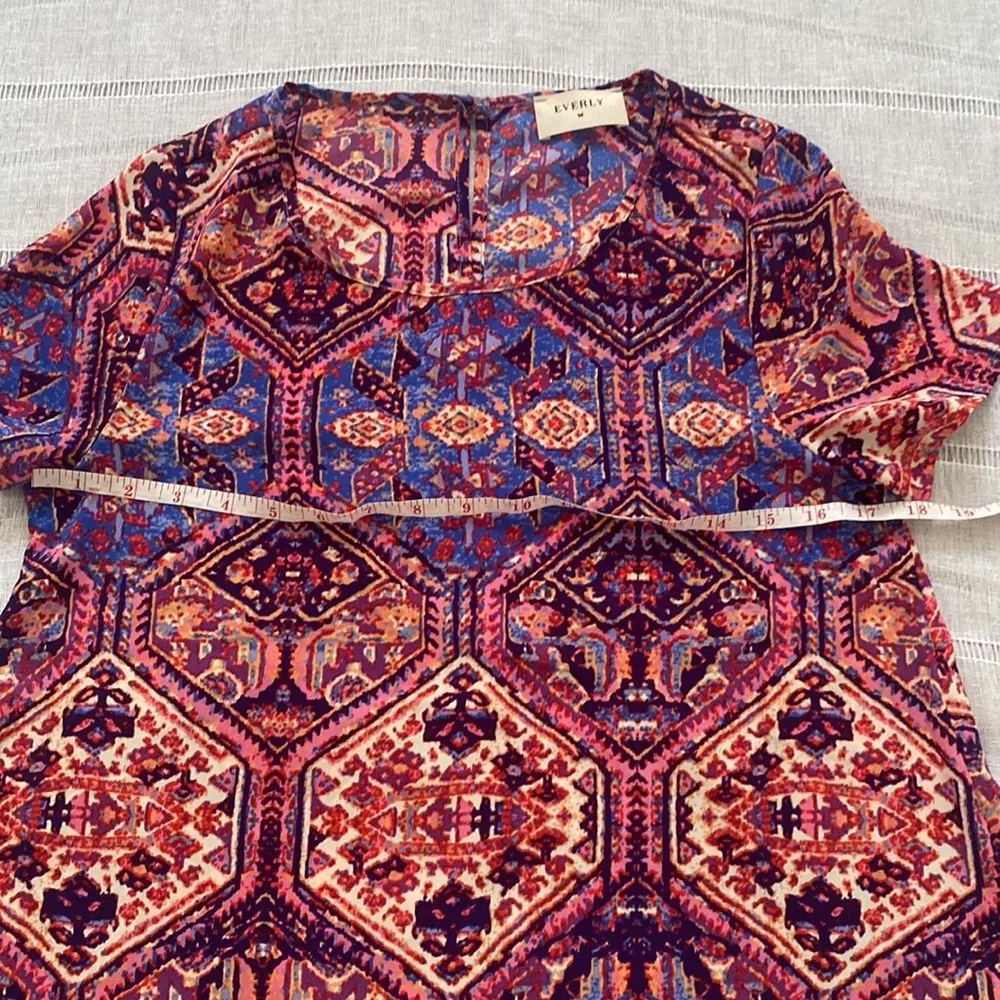 Everly shortsleeved blouse with bright colors and key hole button. - Image 4